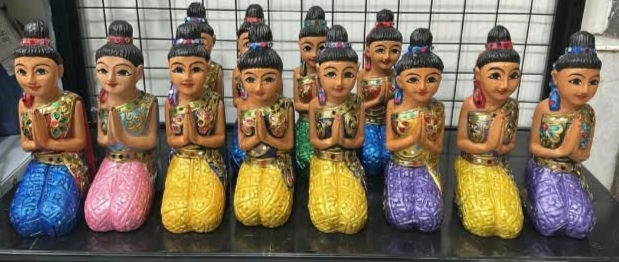 Фигура Тайской девушки декоративная, сидя, (савади) 25 см